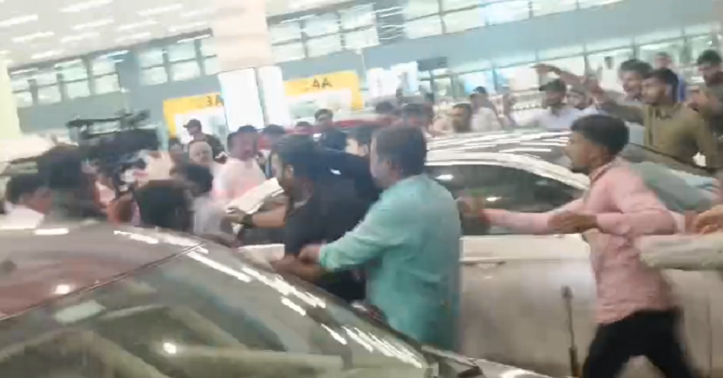 Congress workers fight on patna airport