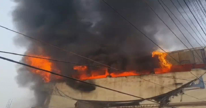 Plastic godown me aag