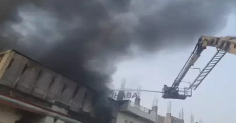 Plastic godown me aag 